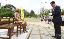 헌화 하는 김윤주 군포시장