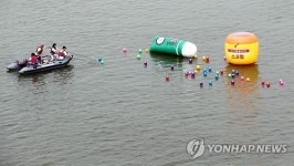 그린피스, 미세 플라스틱 사용 규제 촉구 퍼포먼스