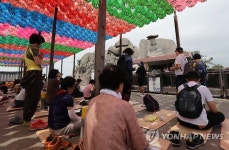 붐비는 팔공산 갓바위