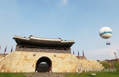헬륨 기구 타고 관람하는 수원 화성