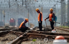 무더위 속 선로 점검