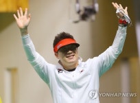 <올림픽> 응원단에 인사하는 진종오