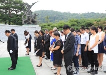 묵념하는 독립유공자 후손들