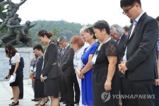 묵념하는 독립유공자 후손들