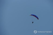 단양서 패러글라이더 남한강에 불시착…2명 무사 구조