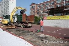 우레탄은 이제 그만…학교 운동장에 마사토 깐다