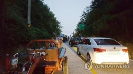 사드 불똥 김천서 경운기·트랙터로 한때 지방도 점거