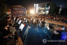 여름밤 야외무대 인기