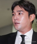 상기된 얼굴로 법정 출석하는 강인