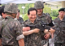 전투장비 살펴보는 국회의장