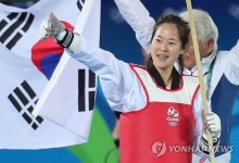 -올림픽- 맏언니 오혜리, 금메달 발차기…종주국 최고령 메달(종합)