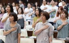 국기에 경례하는 청년들