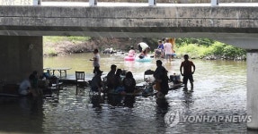 무더위 때는 다리 밑이 명당 피서지