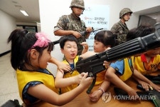 진짜 총 처음 만져봐요