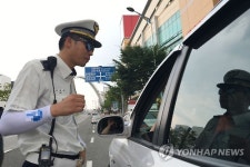 폭염 아스팔트 위 교통경찰관