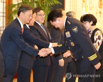 우병우 민정수석과 이철성 신임 경찰청장