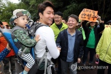 광주시민과 인사하는 안철수