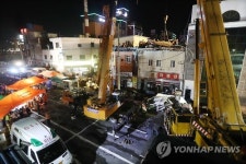 진주 리모델링 건물 붕괴…매몰자 야간 구조작업