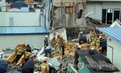 진주 지붕 붕괴사고 건물 합동 감식…위법 여부 확인