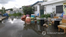 해일과 만조로 침수된 주택가