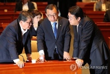 정기국회 이틀째 개점휴업…정의장-與, 양보없는 대치