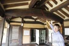 천 년 지난 소나무 대들보가 받치고 있는 조견당