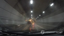 터널 벽 들이받고 뒤집어지는 유치원 버스