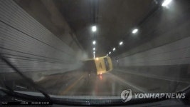 터널 벽 들이받고 뒤집어지는 유치원 버스