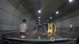 넘어진 버스 구조하러 달려온 용감한 시민들