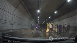 넘어진 버스 구조하는 용감한 시민들