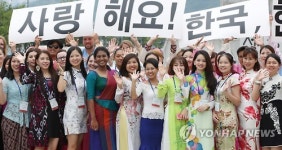 기념촬영하는 세종학당 연수자들