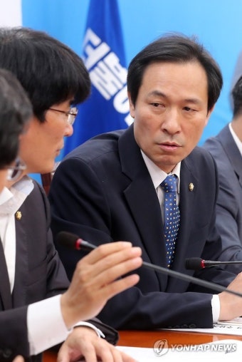대화하는 우상호 박완주