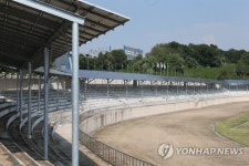 평택 공설운동장 관람석에 태양광시설 설치…15년간 사용 못 해