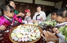 한옥에서 송편빚기