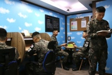 육군 3사단 전국 최초 최전방 소초까지 북카페 설치