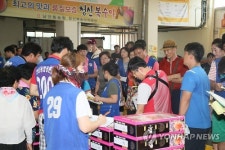 농산물 살피는 경매인