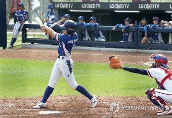 세계여자야구 타격하는 정윤영