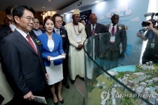 전시장 둘러보는 강호인 장관