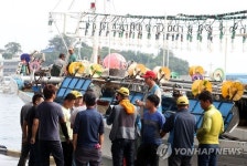 모처럼 북적이는 강릉 주문진항