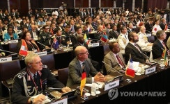 축사 듣는 참석자들