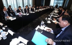 인사말하는 강대석 대표