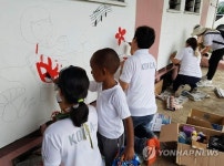 드림 유치원서 벽화그리는 봉사단원들