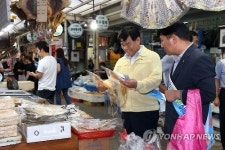재래시장 방문한 심규언 동해시장