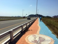 비응항에서 신시도로 가는 자전거 도로