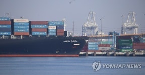 ㈜명성해운 | 미국 롱비치 항구에 접안한 한진 그리스호