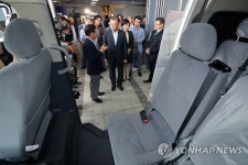 광주 자동차 산업 설명듣는 문재인