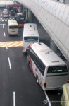 제주공항 대합실 앞에 몰리는 렌터카 셔틀버스