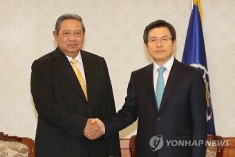 황 총리, 유도요노 인도네시아 전 대통령과 악수