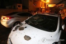  떨어진 기와에 부서진 차량