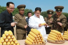 군부대 산하 농장 시찰하는 북한 김정은